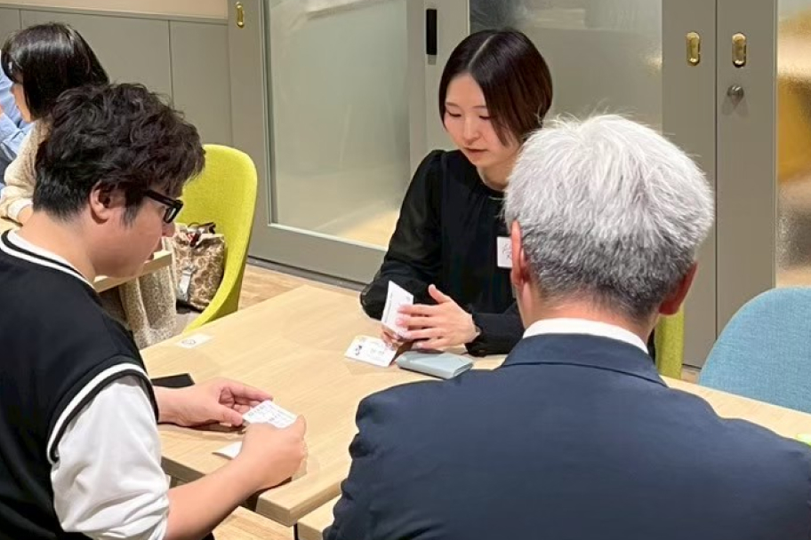 セミナーでグループワークをする参加者たち