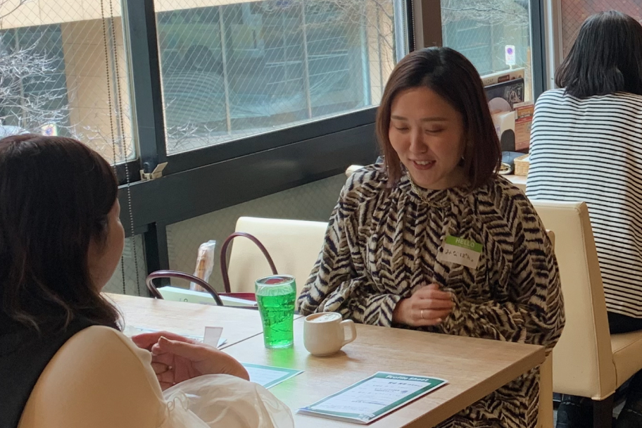 ランチ交流会で会話する参加者たち